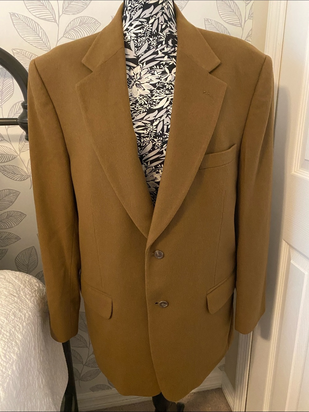 Vintage Alfani 100% Cashmere Blazer Size 42R with lightly padded shoulders